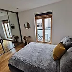Beautiful Central Townhouse W/ Parking For 2 Cars