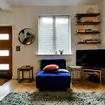 Beautiful Central Townhouse W/ Parking For 2 Cars