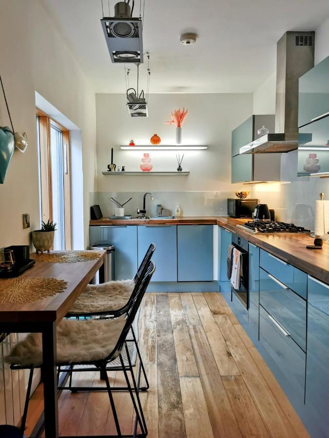 Beautiful Townhouse W/ Parking For 2 Cars * Hove