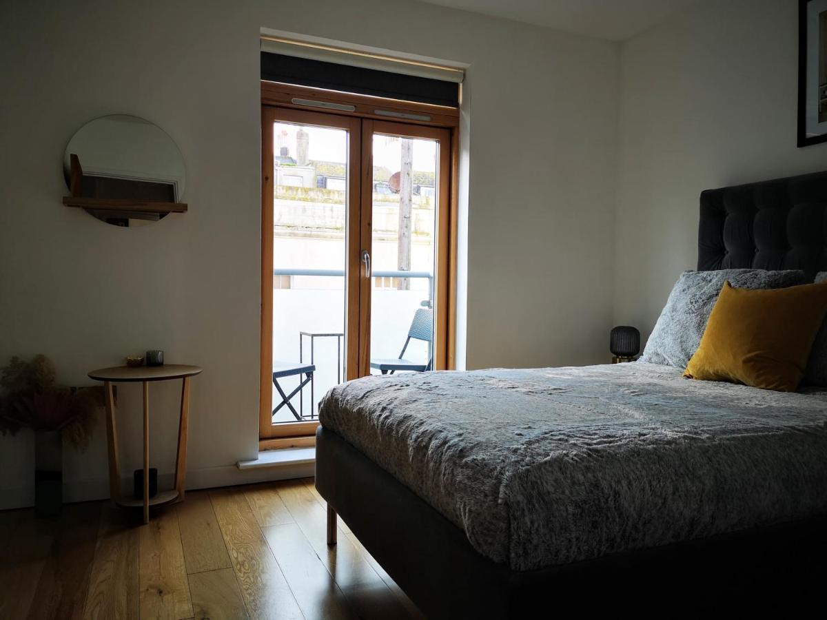 Beautiful Townhouse W/ Parking For 2 Cars * Hove