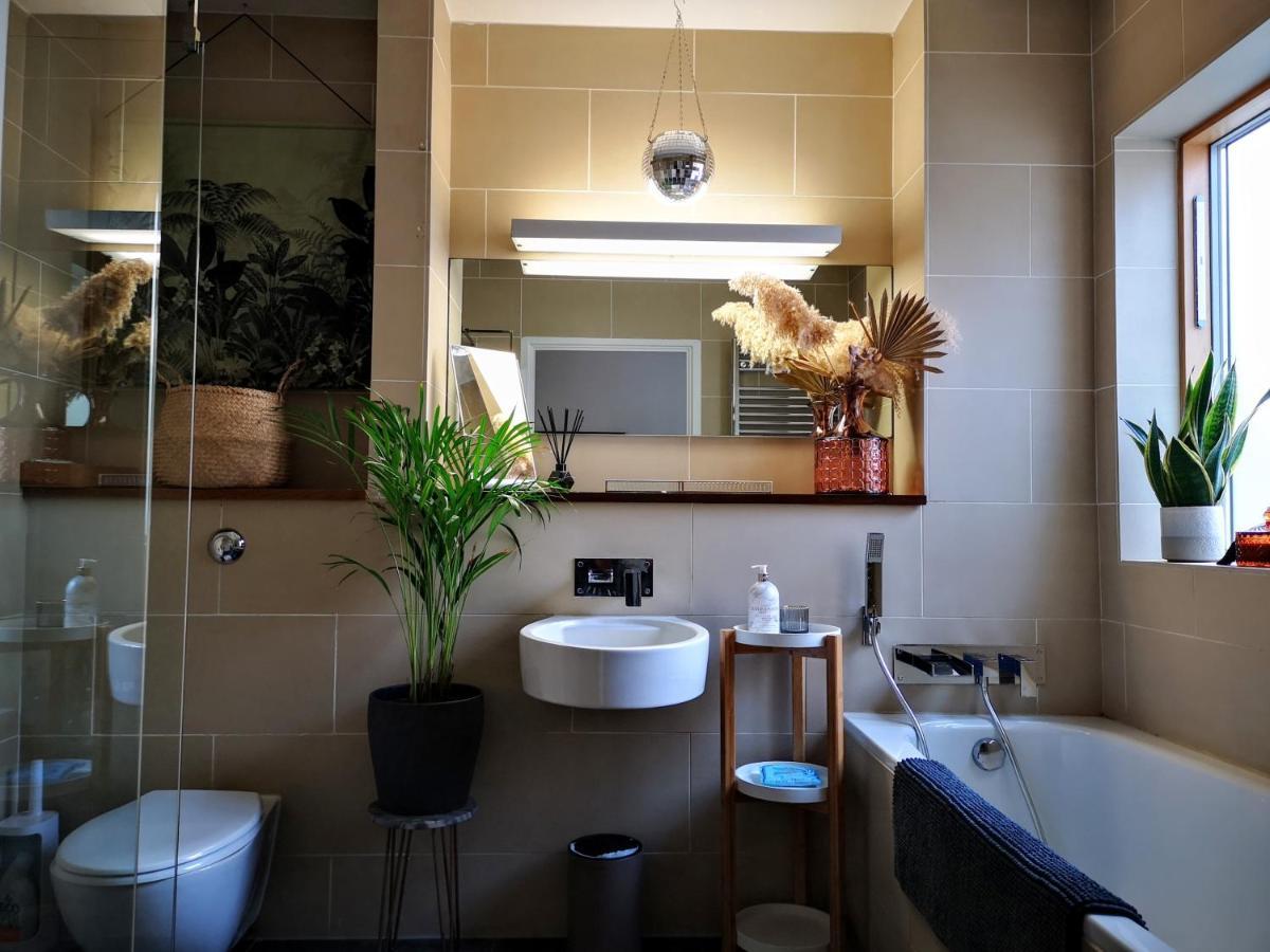 Beautiful Townhouse W/ Parking For 2 Cars Hébergement de vacances *