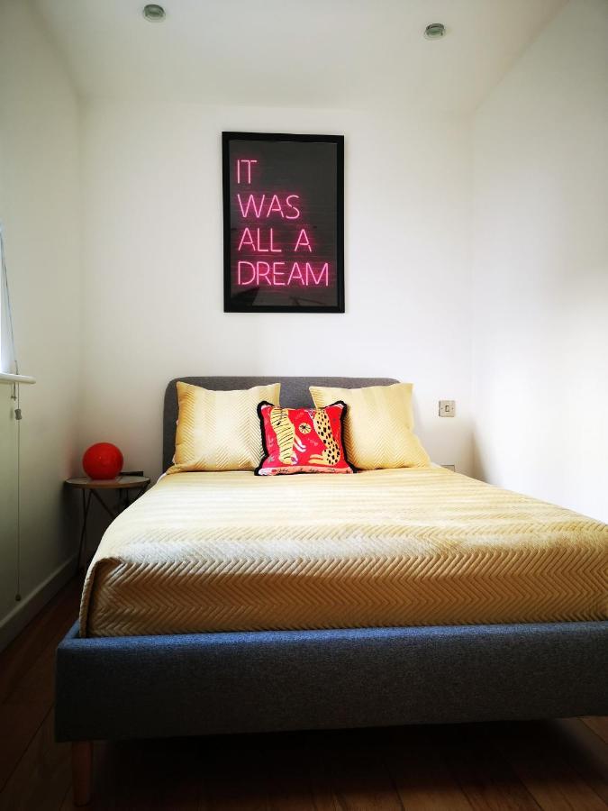 Beautiful Townhouse W/ Parking For 2 Cars Hove