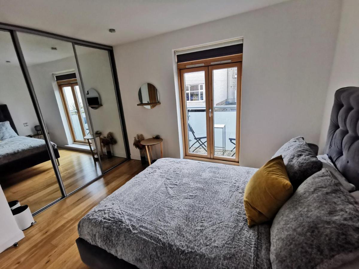 Beautiful Townhouse W/ Parking For 2 Cars * Hove